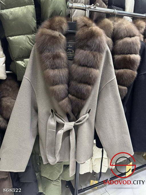 Пальто с меховым воротником
