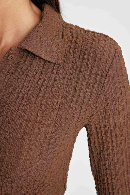 Женская приталенная футболка с длинными рукавами и узким вырезом поло - Defacto фото 6