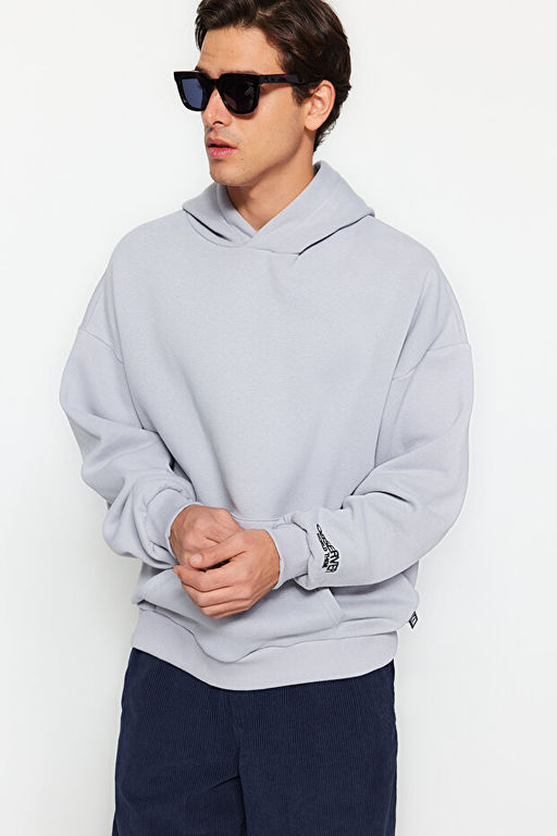 Gri Kap__onlu Oversize/Geni_ Kesim Kolu Yaz_ Nak__ Etiketli Yumu_ak Kuma_ Sweatshirt TMNAW24SW00031 - Trendyolmilla фото 2