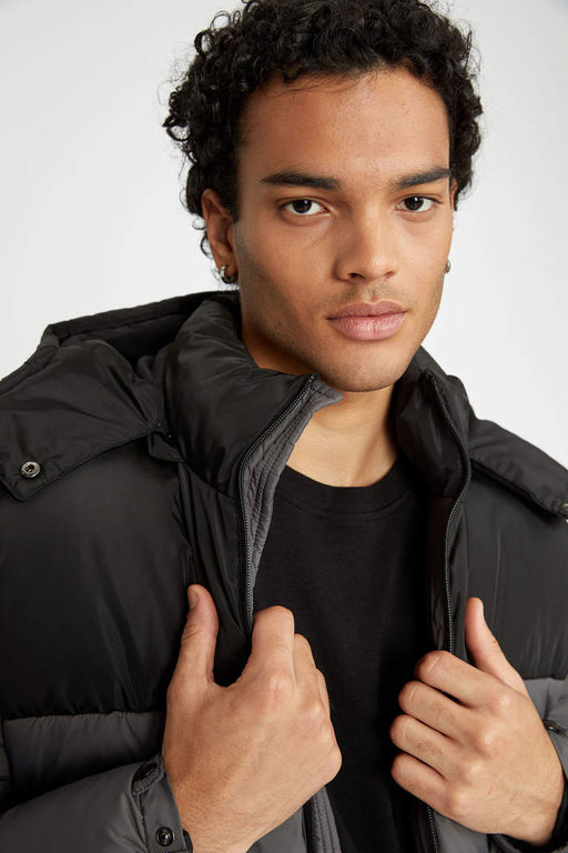 Водоотталкивающая куртка-пуховик стандартного кроя с капюшоном на полярной подкладке - Defacto фото 4