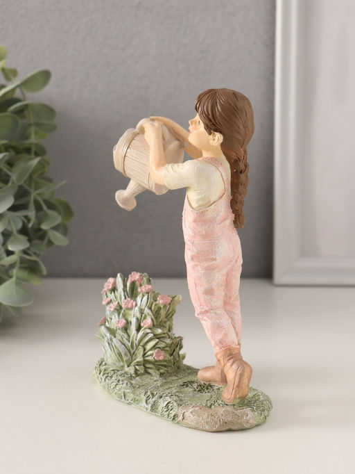 Фигурка полистоун «Малышка в комбинезоне, поливает из лейки цветы», 11.5×5×15 см