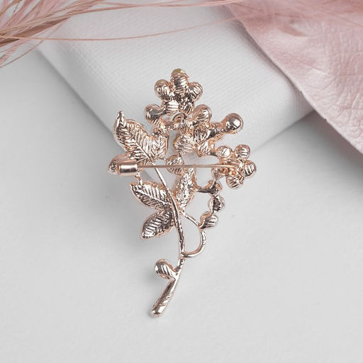 Брошь «Цветочная веточка», белая в золоте