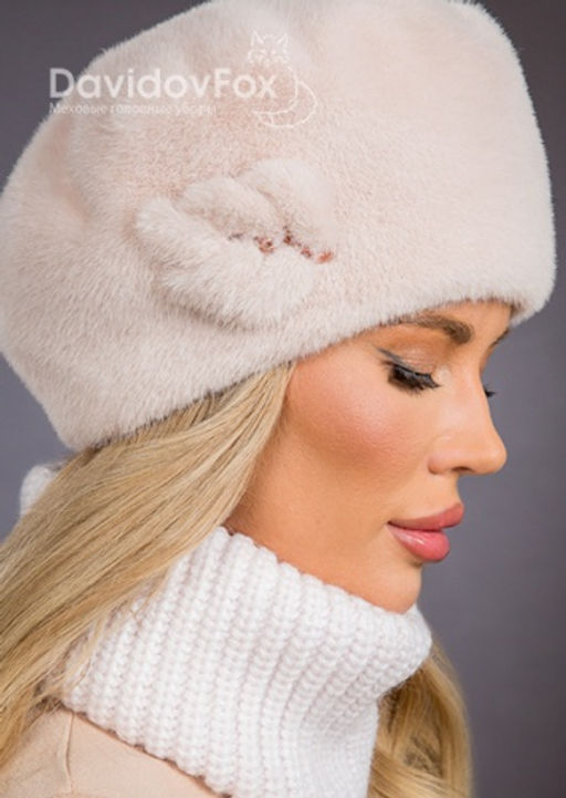 Шапка Берет экомех с украшение зефир