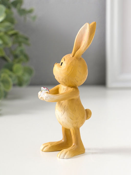 Фигурка полистоун Зайчик держит красное сердце в лапках, 13 см