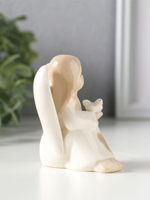 Сувенир керамика "Девочка-ангел в платье с бабочками, с голубем на руке" 7х5,4х7,8 см