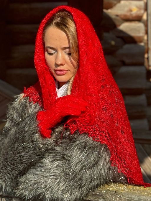 110 Палантин Лепесток розы красный