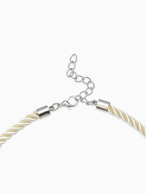 Кулон на жгуте текстильном "Ракушка", цвет бело-серебристый