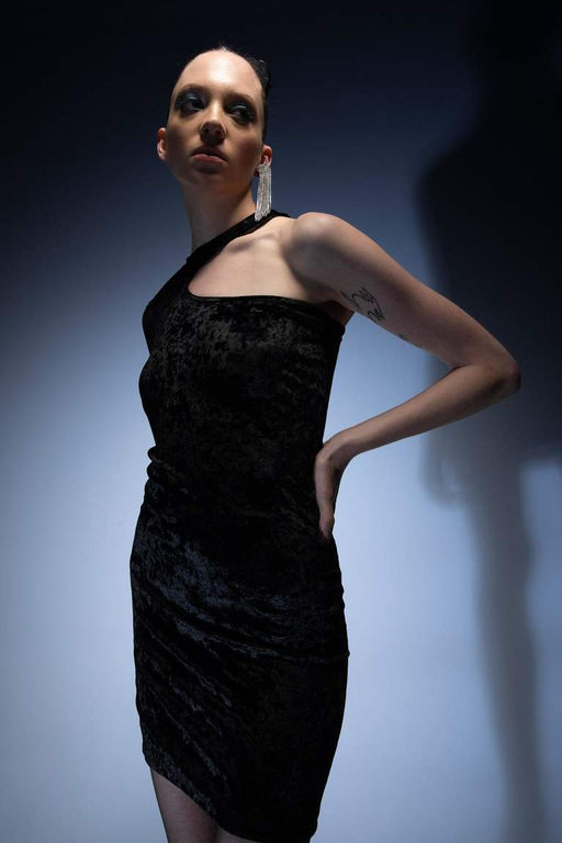 Облегающее велюровое мини-платье на одно плечо с длинными рукавами - Defacto фото 5