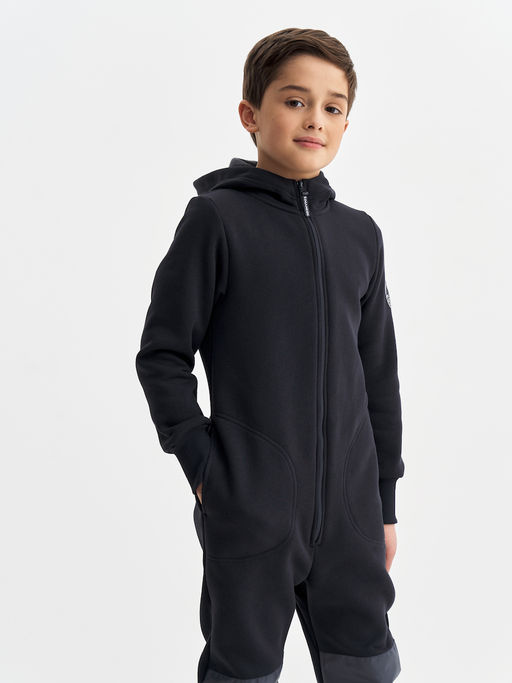 Черный комбинезон с наколенниками для мальчика