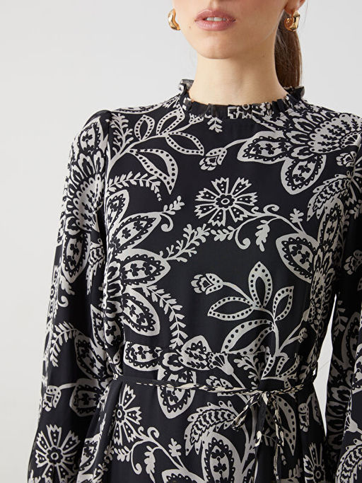 Dik Yaka Desenli Elbise