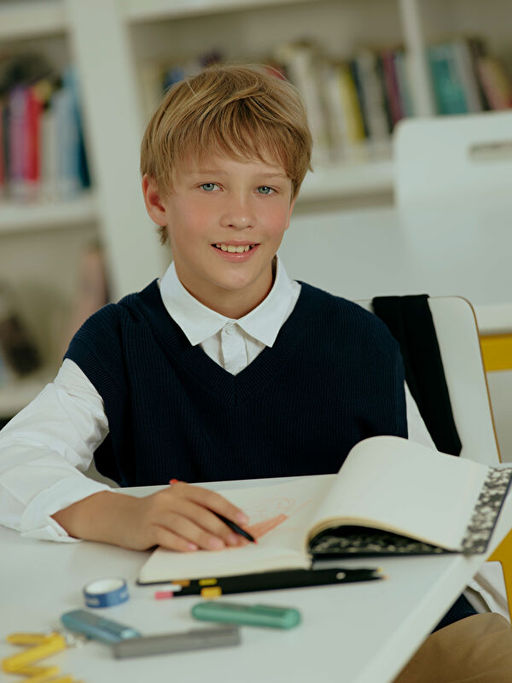 V Yaka Erkek ?ocuk Triko S?veter