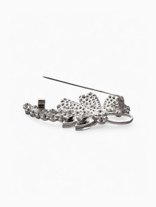 Брошь Цветочная сирень, цвет белый в серебре