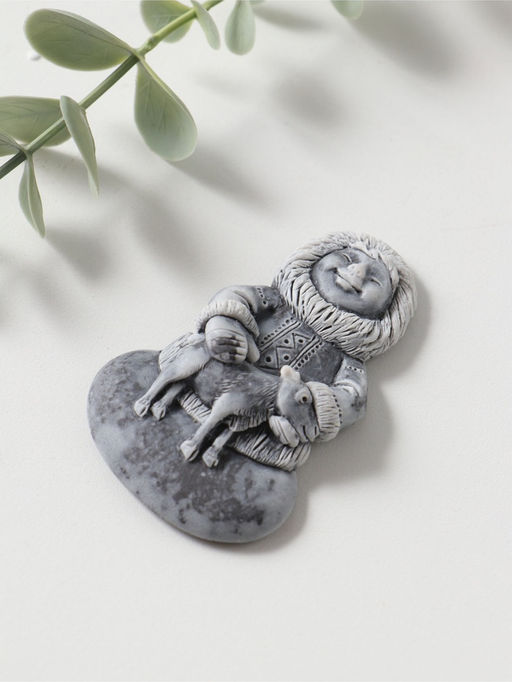 Магнит "Девочка с олененком" (барельеф) , 7,5см