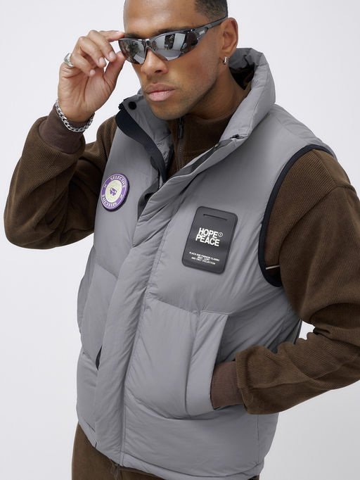 Жилет мужской утепленный спортивный серого цвета 15325Sr