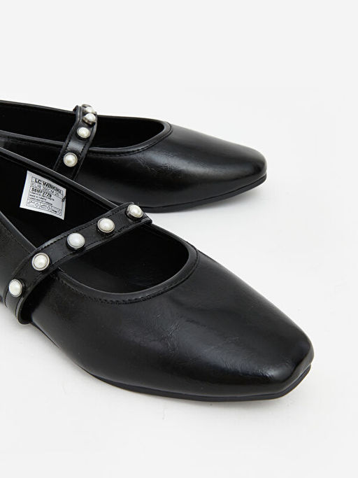 ?nci Detayl? Kad?n Kare Burun Babet