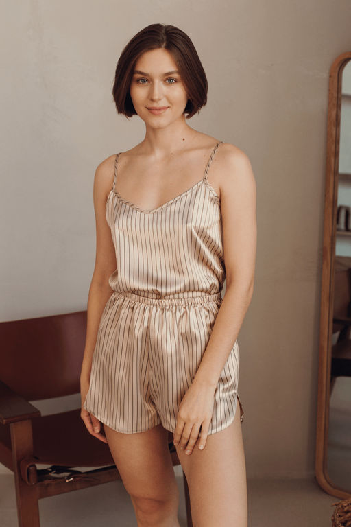 Кремовый комплект из атласа в полоску майка и шорты