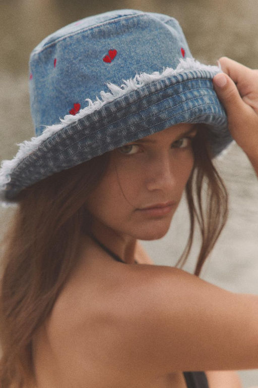 GORRO BUCKET DENIM BORDADOS CORAZONES