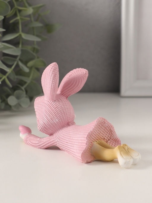 Фигурка полистоун «Зайка в вязаном розовом платьице, смотрит на сердечко», 12.5×5.5×8 см