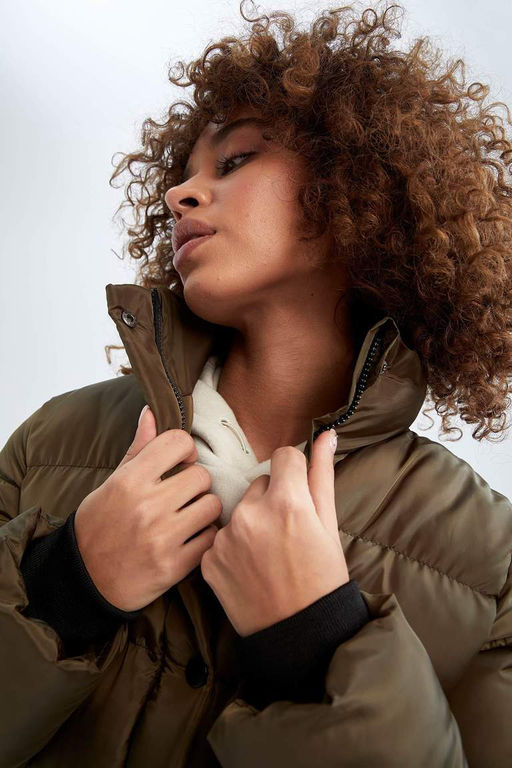 Водоотталкивающая ветрозащитная укороченная куртка-пуховик DeFactoFit стандартного кроя  фото 4