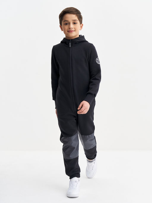 Черный комбинезон с наколенниками для мальчика