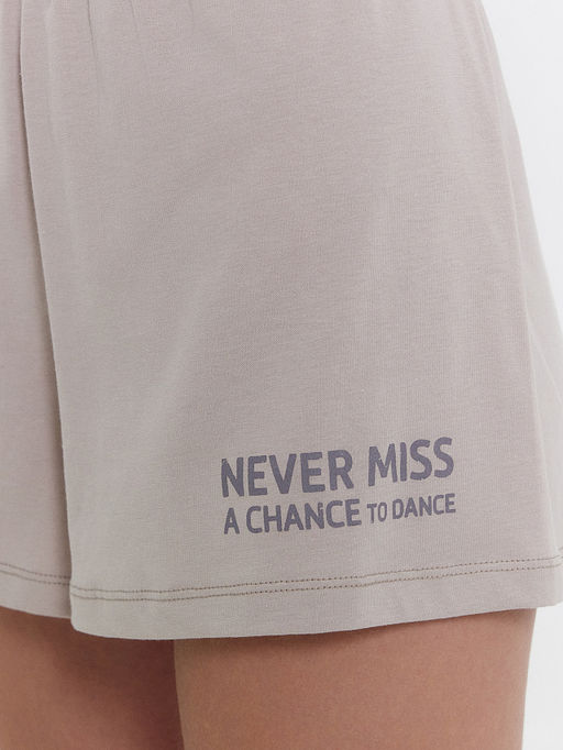 Комплект женский (футболка, шорты) серый с печатью - Mark formelle фото 8