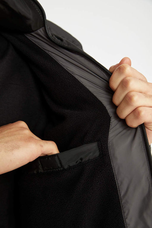 Водоотталкивающая куртка-пуховик стандартного кроя с капюшоном на полярной подкладке - Defacto фото 6