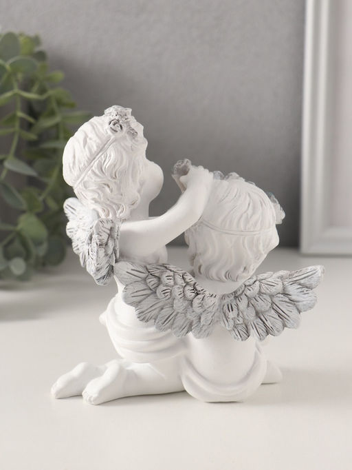 Фигурка полистоун Ангелочки вплетают венок в волосы, с сердцем, бело-серый, 11?8?12.5 см