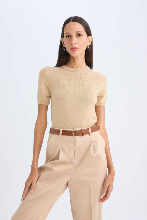 Приталенный свитер с круглым вырезом и короткими рукавами