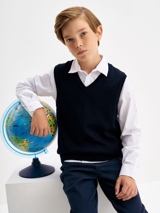 Темно-синий вязаный жилет для мальчика
