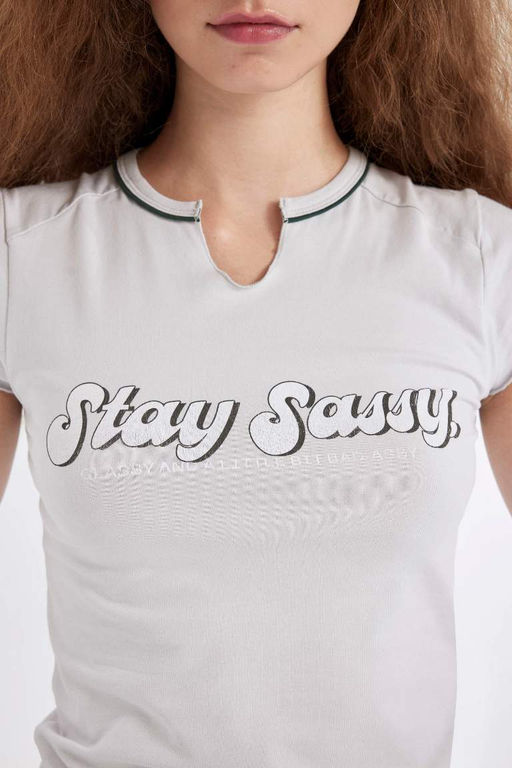 Приталенная футболка с коротким рукавом и V-образным вырезом с принтом - Defacto фото 5