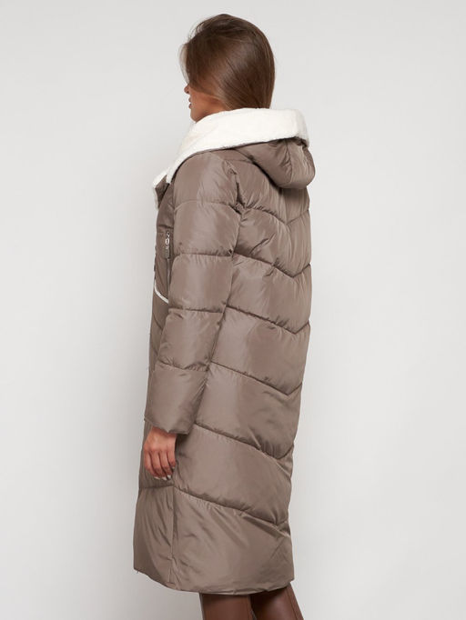 Пальто утепленное с капюшоном зимнее женское коричневого цвета 132255K - Visdeer фото 5