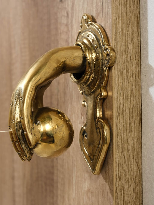 Дверной молоток "Рука с шаром" 10х16х7 см