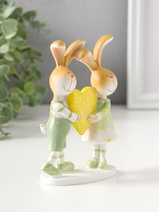Сувенир полистоун "Зайки-малыши в зелёных нарядах, с большим жёлтым сердцем" 13,5 см