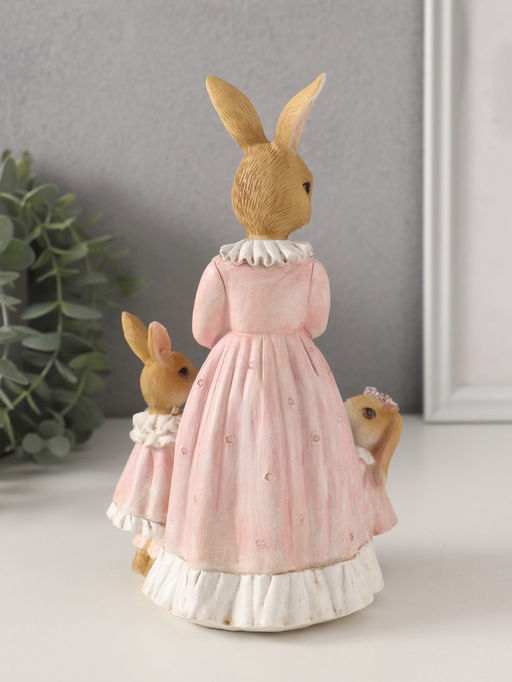 Фигурка полистоун «Мама зайка с дочками: именинный торт», розовый, 12.5×9.5×20.5 см