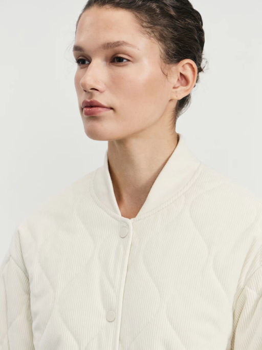 Стеганая куртка-бомбер из фактурной ткани / Zarina фото 7