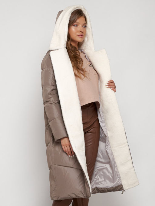 Пальто утепленное с капюшоном зимнее женское коричневого цвета 132255K - Visdeer фото 29
