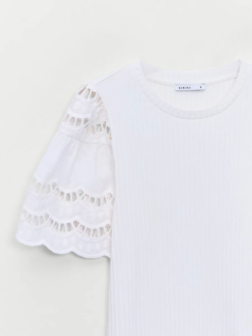 Приталенная футболка с шитьем на рукавах ZR2605023419-2 / Zarina