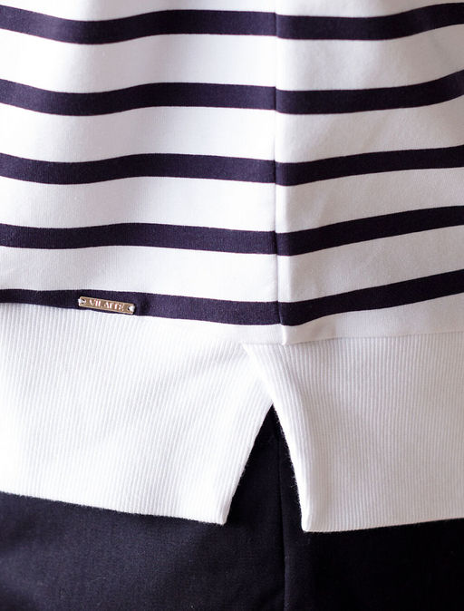 D49.055 Джемпер женский белый-т.синий полоса