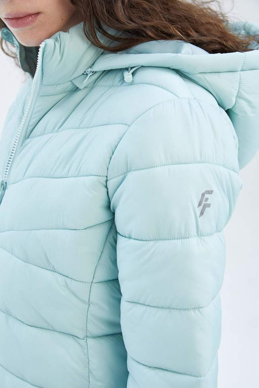 Водоотталкивающая приталенная куртка-пуховик с капюшоном DeFactoFit  фото 9