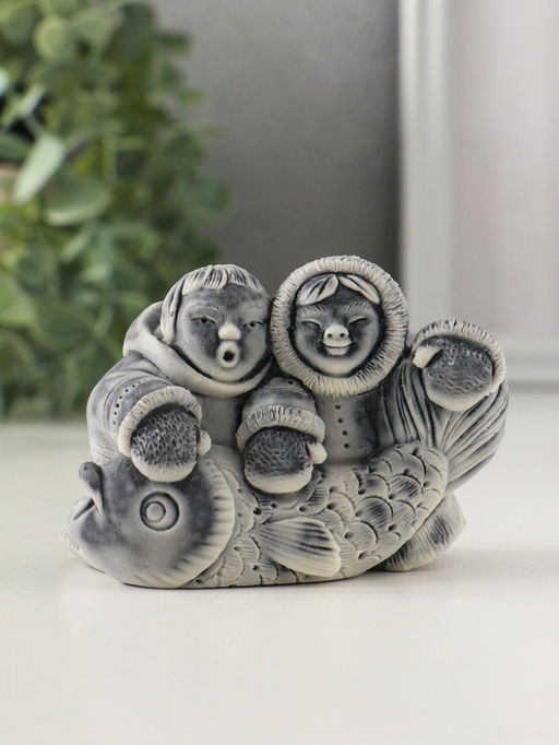 Сувенир "Два рыбака с большой рыбиной" 5,8 см