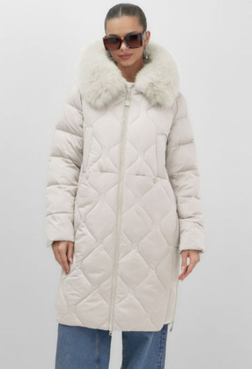 Пальто зимнее утепленное с мехом и капюшоном тренд бежевого цвета 7753B - Visdeer фото 20