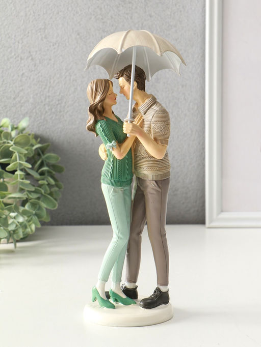 Сувенир полистоун "Влюблённые в вязанных джемперах, под зонтом" 8,5х9,5х25,5 см