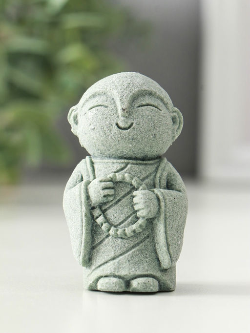 Сувенир песчаник "Маленький монах с чётками" 3х4,2х6,7 см