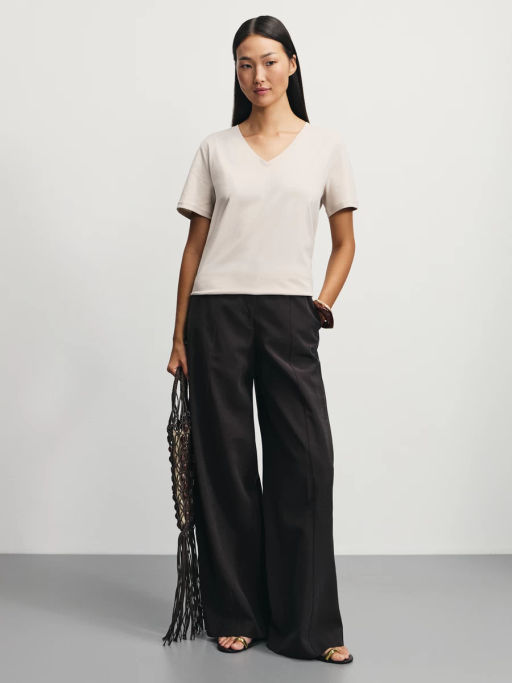 Базовая футболка с V-образным вырезом из хлопка / Zarina  фото 2