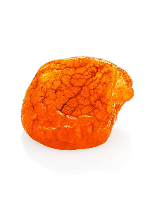 Сувенирный янтарь медового цвета с природной корочкой