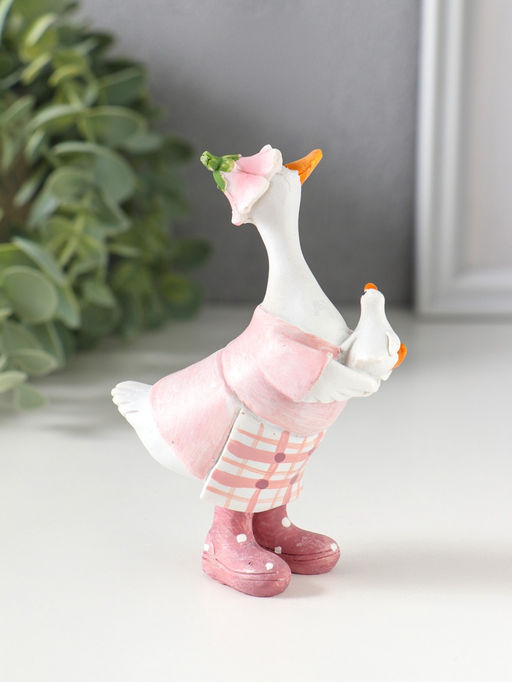 Фигурка полистоун «Гусыня в розовом платье с передником, с малышом», 6×4×9.5 см
