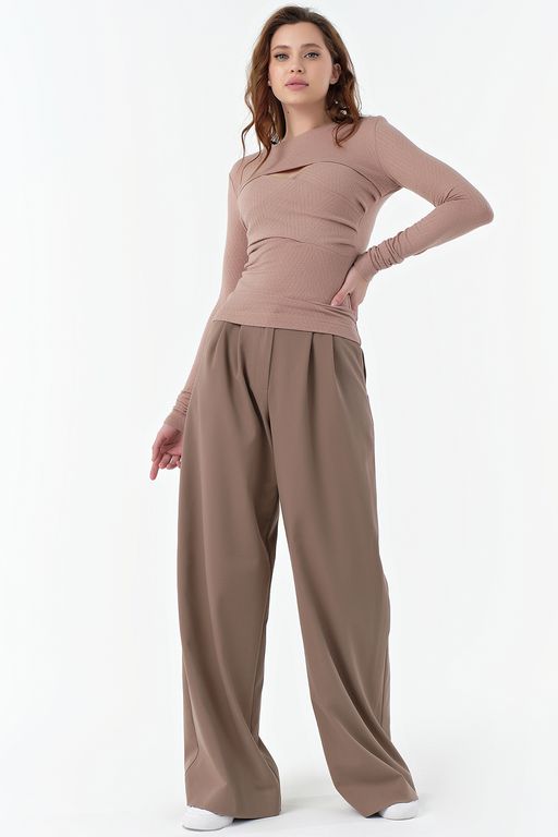 Джемпер трикотажный с вырезом на груди бежевый