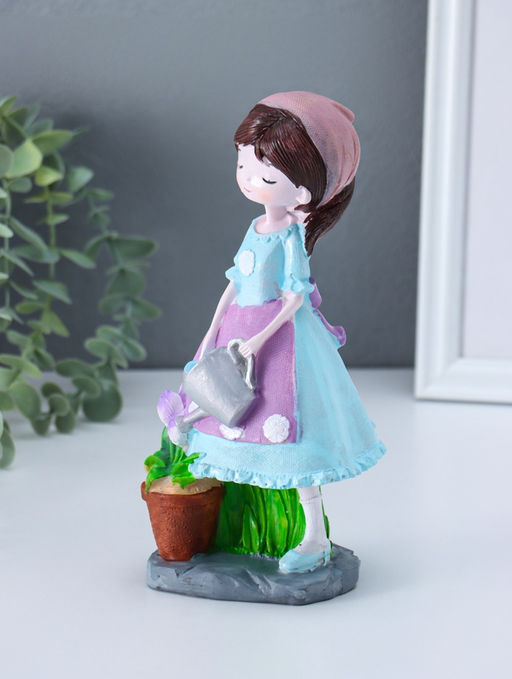 Фигурка полистоун «Девочка с лейкой поливает цветы», 8.8×10.5×20 см