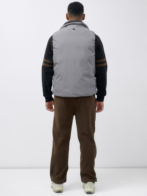 Жилет мужской утепленный спортивный серого цвета 15323Sr - Mtforce фото 5