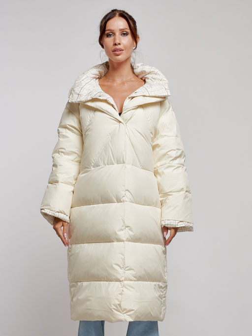 Пальто утепленное молодежное зимнее женское светло-бежевого цвета 52395SB - Holdluck фото 8